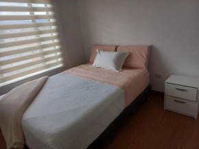 Habitación con cama doble y baño privado, para descansar